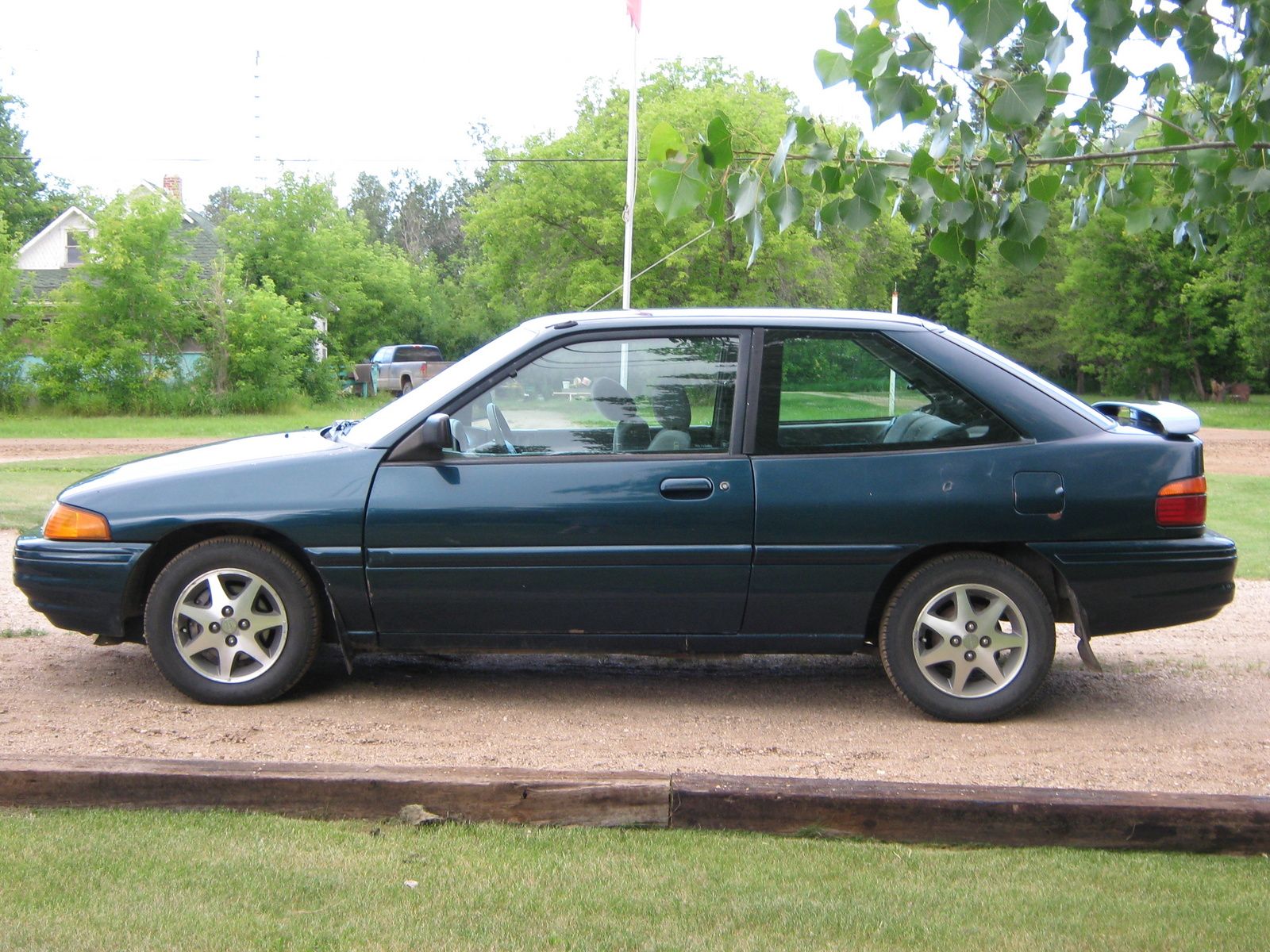 1995 Ford Escort 5-dr LX